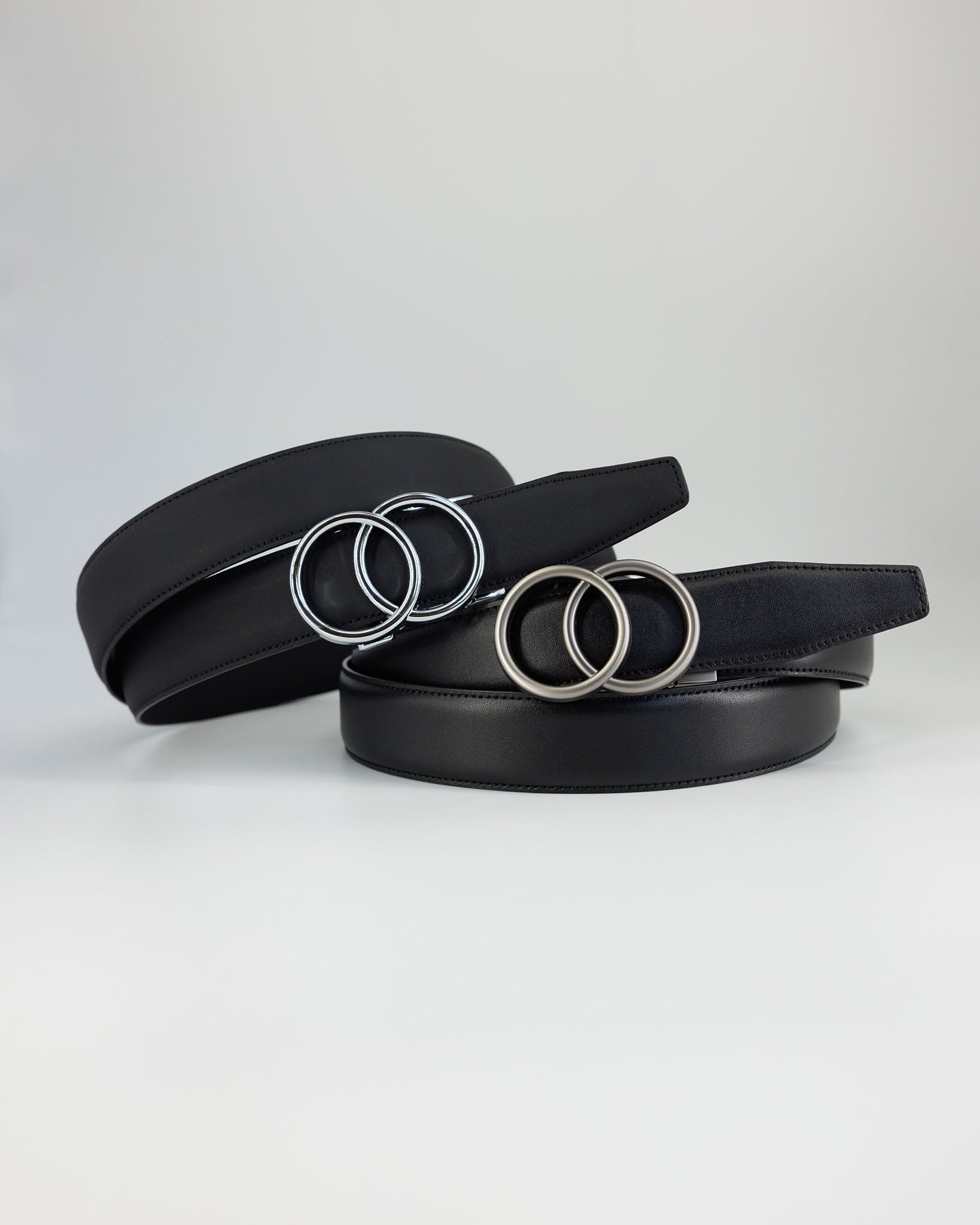 2-pak læderbælter til dame i sort og mat sort full-grain læder